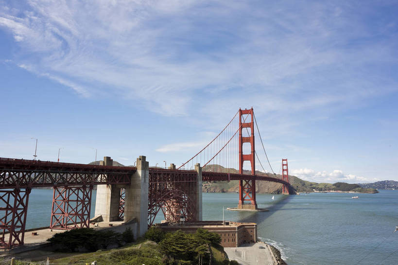 横图,彩色,室外,白天,旅游,度假,海洋,名胜古迹,城市风光,标志建筑,大桥,道路,地标,建筑,公路,美国,遗迹,著名,桥,海湾,古迹,文物,娱乐,建设,古建筑,现代化,白云,风景,蓝天,天空,地标建筑,享受,休闲,旅游胜地,放松,人文,摄影,经济,晴天,风光,水域,通行,都市风光,外景,参观,金门大桥,古文明,发展,加州,加利福尼亚州,浩瀚,旧金山湾,海,观光,旅行,bj174