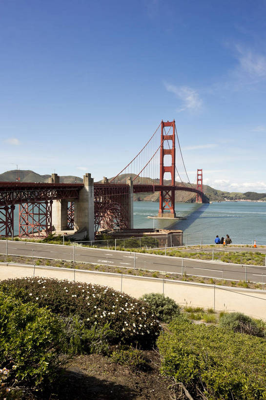 竖图,彩色,室外,白天,旅游,度假,海洋,名胜古迹,城市风光,标志建筑,大桥,道路,地标,建筑,公路,美国,遗迹,著名,桥,海湾,古迹,文物,娱乐,建设,古建筑,现代化,白云,风景,蓝天,天空,地标建筑,享受,休闲,旅游胜地,放松,人文,摄影,经济,晴天,风光,水域,通行,都市风光,外景,参观,金门大桥,古文明,发展,加州,加利福尼亚州,浩瀚,旧金山湾,海,观光,旅行,bj174