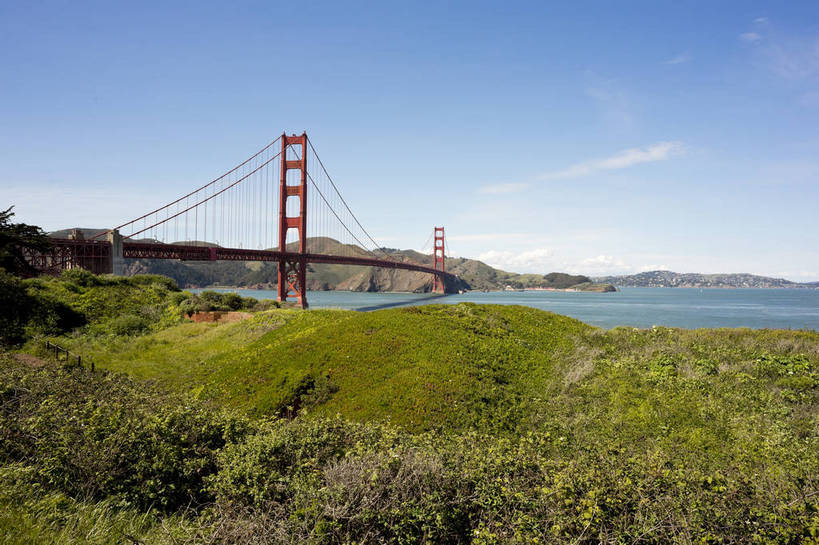 横图,彩色,室外,白天,旅游,度假,海洋,名胜古迹,城市风光,标志建筑,大桥,道路,地标,建筑,公路,美国,遗迹,著名,桥,海湾,古迹,文物,娱乐,建设,古建筑,现代化,白云,风景,蓝天,天空,地标建筑,享受,休闲,旅游胜地,放松,人文,摄影,经济,晴天,风光,水域,通行,都市风光,外景,参观,金门大桥,古文明,发展,加州,加利福尼亚州,浩瀚,旧金山湾,海,观光,旅行,bj174