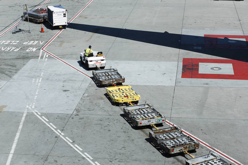 机场,横图,彩色,室外,白天,旅游,商务,飞机,美国,跑道,交通,航空,现代化,天空,停机坪,运输,摄影,经济,晴天,便利,象征,外景,旧金山,空运,加州,廊桥,加利福尼亚州,快捷,进步,发达,枢纽,旅行,商务旅行,bj174