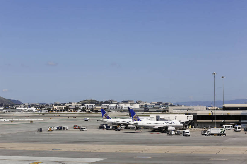 机场,横图,彩色,室外,白天,旅游,商务,飞机,美国,跑道,交通,航空,现代化,天空,停机坪,运输,摄影,经济,晴天,便利,象征,外景,旧金山,空运,加州,廊桥,加利福尼亚州,快捷,进步,发达,枢纽,旅行,商务旅行,bj174