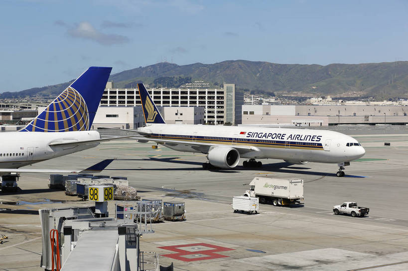 机场,横图,彩色,室外,白天,旅游,商务,飞机,美国,跑道,交通,航空,现代化,天空,停机坪,运输,摄影,经济,晴天,便利,象征,外景,旧金山,空运,加州,廊桥,加利福尼亚州,快捷,进步,发达,枢纽,旅行,商务旅行,bj174