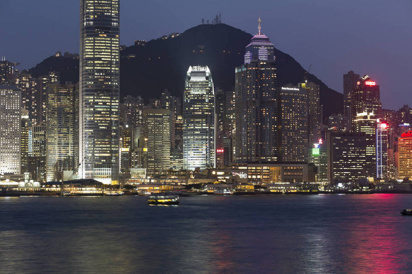 码头,横图,彩色,室外,夜晚,旅游,度假,城市风光,城市,建筑,轮船,摩天大楼,霓虹灯,照明,香港,中国,亚洲,丰富,著名,交通,娱乐,油轮,维多利亚港,现代化,地标建筑,享受,休闲,夜色,放松,运输,摄影,风光,水域,都市风光,外景,市区,香港岛,闻名,驰名,有名,发达,旅行,傍晚,海港,商务旅行,bj174