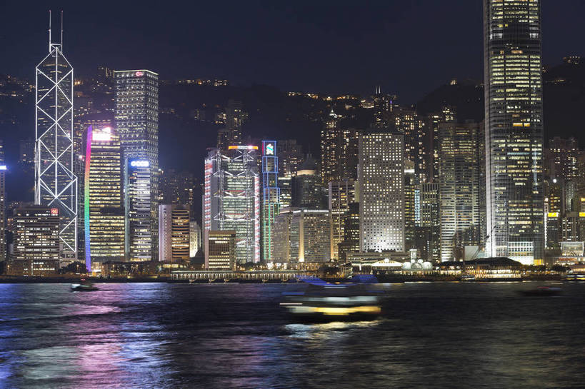 码头,横图,彩色,室外,夜晚,旅游,度假,城市风光,城市,建筑,轮船,摩天大楼,霓虹灯,照明,香港,中国,亚洲,丰富,著名,交通,娱乐,油轮,维多利亚港,现代化,地标建筑,享受,休闲,夜色,放松,运输,摄影,风光,水域,都市风光,外景,市区,香港岛,闻名,驰名,有名,发达,旅行,傍晚,海港,商务旅行,bj174