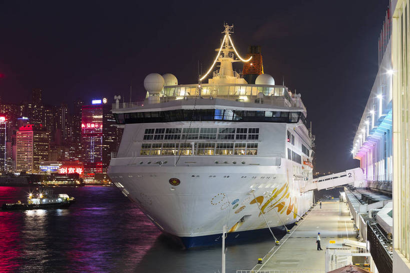 码头,横图,彩色,室外,夜晚,旅游,度假,城市风光,城市,建筑,轮船,摩天大楼,霓虹灯,照明,香港,中国,亚洲,丰富,著名,交通,娱乐,油轮,维多利亚港,现代化,地标建筑,享受,休闲,夜色,放松,运输,摄影,风光,水域,都市风光,外景,市区,香港岛,闻名,驰名,有名,发达,旅行,傍晚,海港,商务旅行,bj174