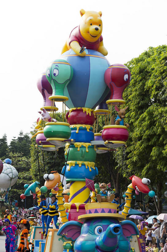 东方人,儿童,游乐园,竖图,彩色,室外,白天,旅游,度假,快乐,名胜古迹,标志建筑,地标,建筑,游乐场,香港,中国,亚洲,遗迹,鲜艳,人物,景点,黄种人,古迹,历史,文化,文物,娱乐,建设,古建筑,白云,蓝天,天空,享受,休闲,迪斯尼乐园,卡通,旅游胜地,放松,可爱,摄影,游乐设施,晴天,欢快,品牌,多彩,港,动画,卡通人物,娱乐活动,外景,古文明,东亚,新界,大屿山,香港特别行政区,港澳台,中华人民共和国,大濠岛,荃湾区,亚洲人,欢乐,开心,生动,电影,影响,香港迪士尼,香港迪士尼乐园,香港迪士尼乐园度假区,竹篙湾,bj174