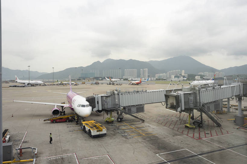 机场,横图,彩色,室外,白天,旅游,商务,飞机,香港,中国,亚洲,跑道,交通,航空,现代化,天空,停机坪,运输,摄影,经济,晴天,便利,象征,外景,空运,廊桥,香港国际机场,快捷,进步,发达,枢纽,旅行,商务旅行,bj174