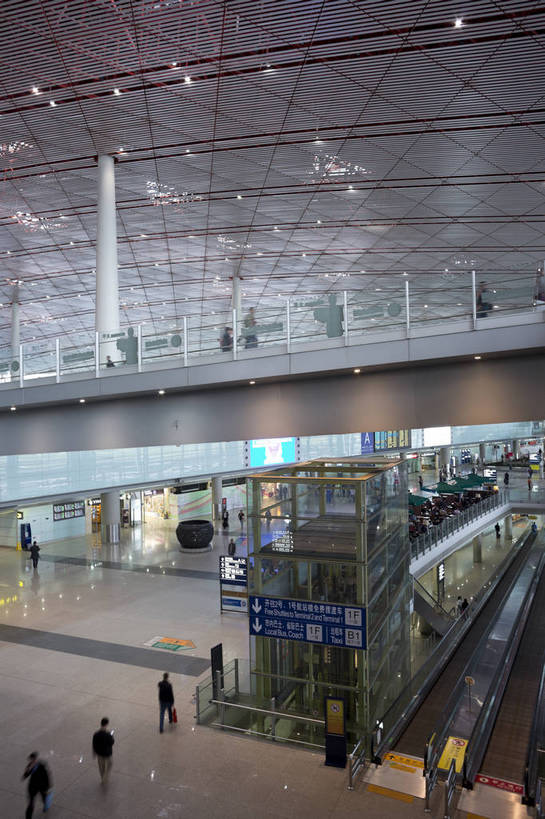 人群,机场,竖图,彩色,室内,白天,旅游,度假,名胜古迹,天花板,标志建筑,地标,建筑,玻璃,照明,北京,中国,亚洲,遗迹,反光,窗,地面,交通,首都,内部,古迹,文化,文物,娱乐,建设,古建筑,现代化,人流,享受,休闲,旅游胜地,放松,摄影,经济,崭新,明亮,便利,象征,宽敞,古文明,东亚,中华人民共和国,北京市,京,北平,华北地区,快捷,进步,发达,北京首都国际机场,首都国际机场,首都机场,枢纽,旅行,北京首都国际机场3号航站楼,北京首都国际机场T3航站楼,北京机场,bj174