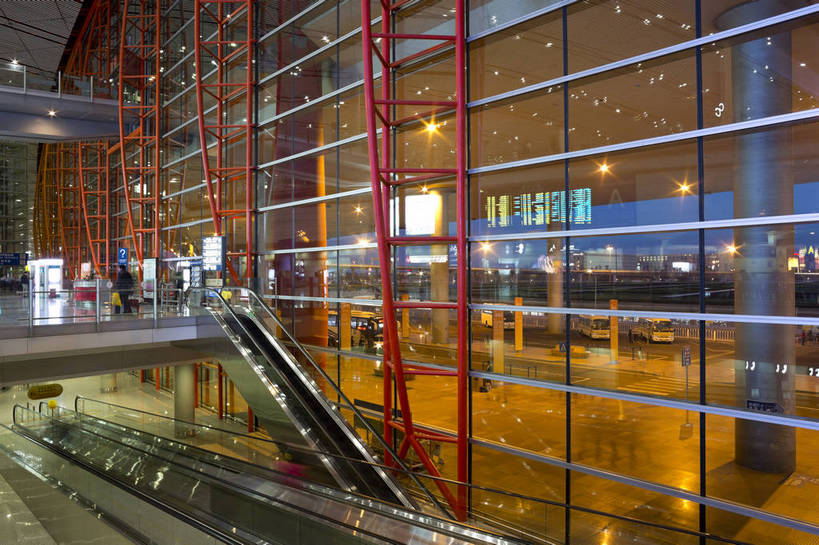 人群,机场,横图,彩色,室内,夜晚,旅游,度假,名胜古迹,天花板,标志建筑,地标,建筑,玻璃,照明,北京,中国,亚洲,遗迹,反光,窗,地面,交通,首都,内部,古迹,文化,文物,娱乐,建设,古建筑,现代化,人流,享受,休闲,旅游胜地,放松,摄影,经济,崭新,明亮,便利,象征,宽敞,古文明,东亚,中华人民共和国,北京市,京,北平,华北地区,快捷,进步,发达,北京首都国际机场,首都国际机场,首都机场,枢纽,旅行,傍晚,北京首都国际机场3号航站楼,北京首都国际机场T3航站楼,北京机场,bj174