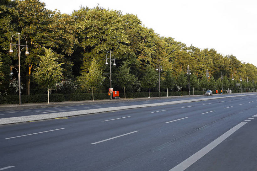 横图,彩色,室外,白天,旅游,度假,名胜古迹,城市风光,标志建筑,城市,道路,地标,建筑,街道,德国,欧洲,一排,遗迹,古迹,文化,文物,娱乐,建设,古建筑,柏林,树木,白云,风景,蓝天,天空,享受,休闲,路面,旅游胜地,放松,摄影,晴天,风光,笔直,都市风光,宽阔,平坦,外景,古文明,菩提树大街,旅行,bj174