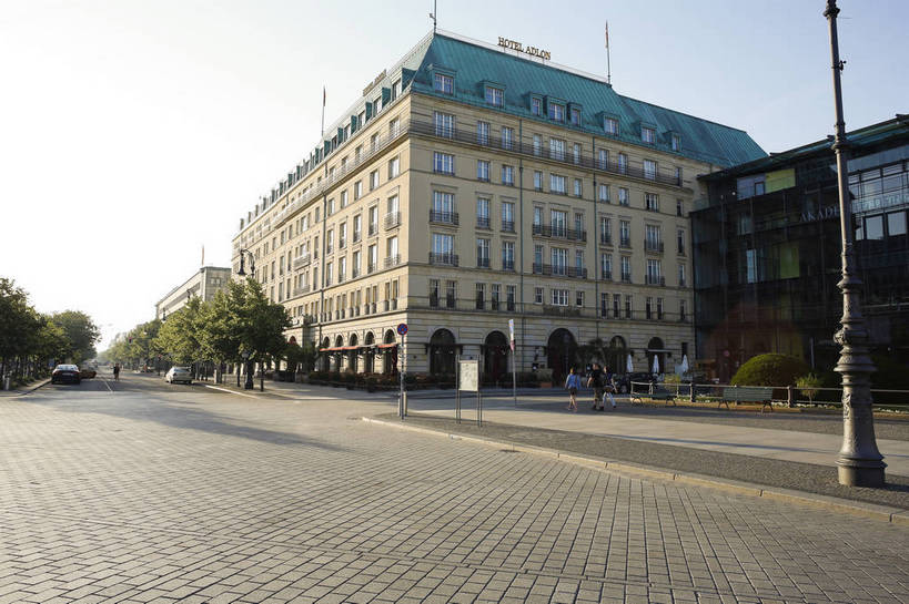 横图,彩色,室外,白天,旅游,美景,城市风光,城市,道路,建筑,街道,路,公路,德国,欧洲,景观,大街,交通,首都,柏林,骑,白云,风景,蓝天,天空,骑车,休闲,路面,景色,人文,摄影,晴天,风光,风格,宽阔,平坦,外景,欧式建筑,马路,旅行,bj174