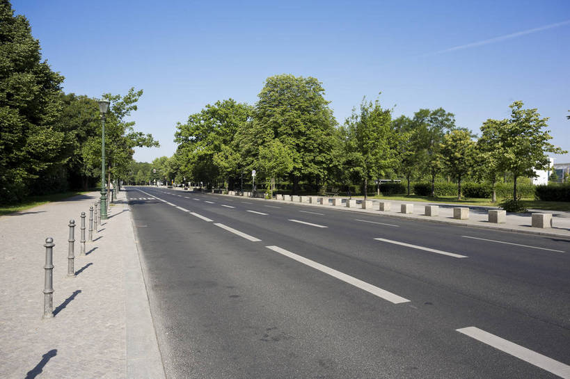 横图,彩色,室外,白天,旅游,度假,时尚,名胜古迹,城市风光,标志建筑,城市,道路,地标,建筑,德国,欧洲,遗迹,反光,首都,古迹,文物,娱乐,建设,古建筑,柏林,树木,现代化,白云,风景,蓝天,天空,地标建筑,享受,休闲,路面,旅游胜地,放松,摄影,晴天,风光,笔直,都市风光,政府,玻璃窗户,外景,古文明,中央,新颖,旅行,bj174