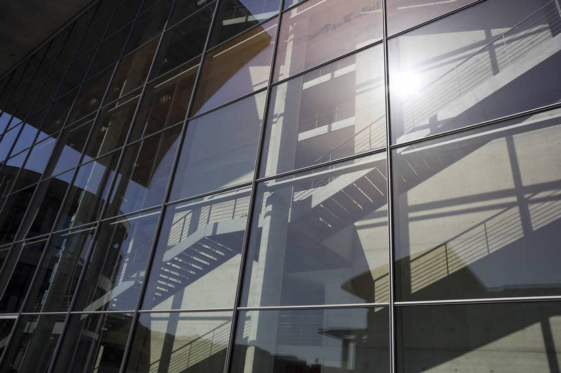 横图,彩色,室外,白天,旅游,度假,时尚,名胜古迹,城市风光,标志建筑,城市,地标,建筑,德国,欧洲,遗迹,反光,首都,古迹,文物,娱乐,建设,古建筑,柏林,现代化,白云,风景,蓝天,天空,地标建筑,享受,休闲,旅游胜地,放松,摄影,晴天,风光,政府大楼,都市风光,政府,玻璃窗户,外景,古文明,中央,新颖,旅行,bj174