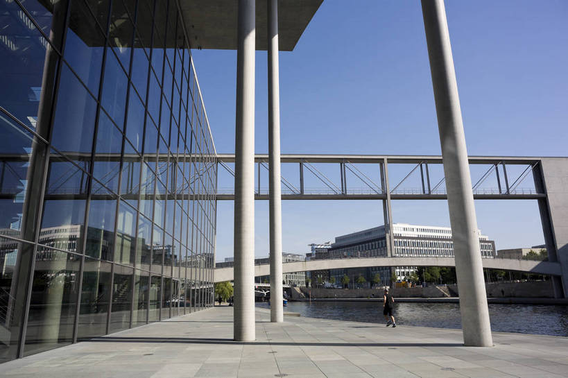 横图,彩色,室外,白天,旅游,度假,时尚,名胜古迹,城市风光,标志建筑,城市,道路,地标,建筑,德国,欧洲,遗迹,反光,首都,古迹,文物,娱乐,建设,古建筑,柏林,现代化,白云,风景,蓝天,天空,地标建筑,享受,休闲,路面,旅游胜地,放松,摄影,晴天,风光,政府大楼,都市风光,政府,玻璃窗户,外景,古文明,中央,新颖,旅行,bj174