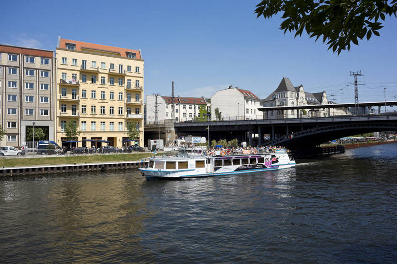 横图,彩色,室外,白天,旅游,美景,水,城市风光,城市,道路,建筑,街道,路,公路,船,德国,欧洲,河水,景观,大街,游艇,交通,首都,柏林,白云,风景,蓝天,天空,湖水,休闲,景色,人文,摄影,晴朗,晴天,风光,水域,风格,外景,欧式建筑,观光船,明媚,马路,旅行,bj174