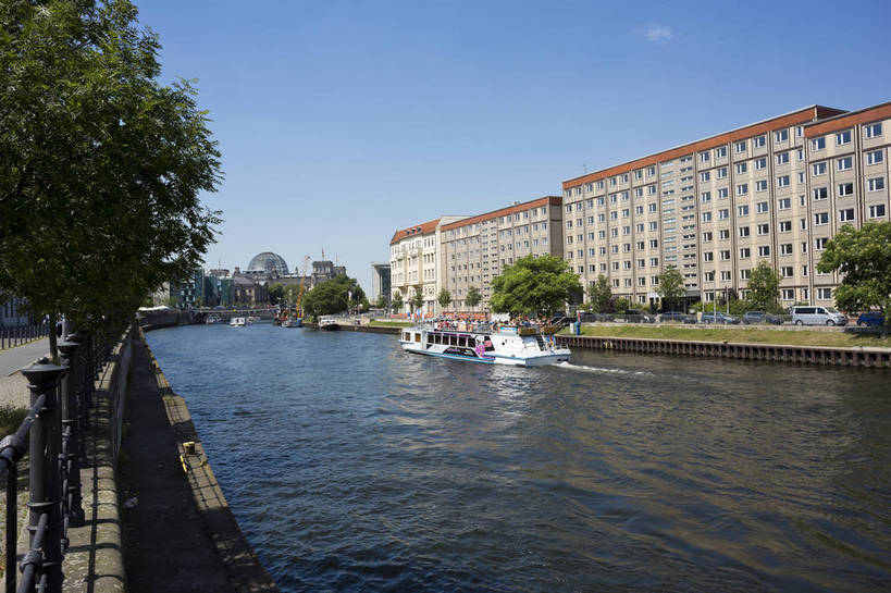 横图,彩色,室外,白天,旅游,美景,水,城市风光,城市,道路,建筑,街道,路,公路,船,德国,欧洲,河水,景观,大街,游艇,交通,首都,柏林,白云,风景,蓝天,天空,湖水,休闲,景色,人文,摄影,晴朗,晴天,风光,水域,风格,外景,欧式建筑,观光船,明媚,马路,旅行,bj174