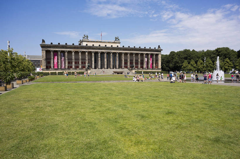 博物馆,横图,彩色,室外,白天,旅游,度假,名胜古迹,城市风光,标志建筑,城市,地标,建筑,德国,欧洲,研究,遗迹,首都,古典,教育,古迹,历史,文物,娱乐,建设,古建筑,柏林,风景,蓝天,天空,享受,休闲,旅游胜地,放松,摄影,晴天,展览,风光,西欧,都市风光,欣赏,经典,外景,欧式建筑,陈列,古文明,德意志联邦共和国,历史博物馆,柏林州,典藏,旅行,柏林老博物馆,bj174