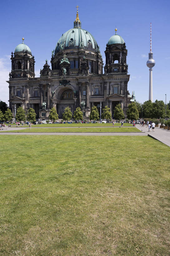 无人,教堂,竖图,彩色,室外,白天,旅游,度假,草地,草坪,名胜古迹,城市风光,标志建筑,城市,地标,建筑,雕塑,德国,欧洲,遗迹,人物,雕像,塑像,屋顶,首都,弧形,古典,顶棚,古迹,历史,文物,娱乐,建设,古建筑,柏林,柏林大教堂,风景,蓝天,天空,享受,休闲,旅游胜地,放松,摄影,信仰,晴天,风光,神圣,都市风光,经典,外景,欧式建筑,古文明,旅行,bj174