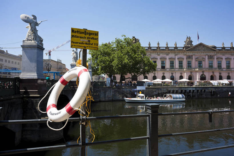 横图,彩色,室外,白天,旅游,美景,水,城市风光,城市,道路,建筑,街道,路,公路,船,德国,欧洲,河水,景观,大街,游艇,交通,首都,柏林,白云,风景,蓝天,天空,湖水,休闲,景色,人文,摄影,晴朗,晴天,风光,水域,风格,外景,欧式建筑,观光船,明媚,马路,旅行,bj174
