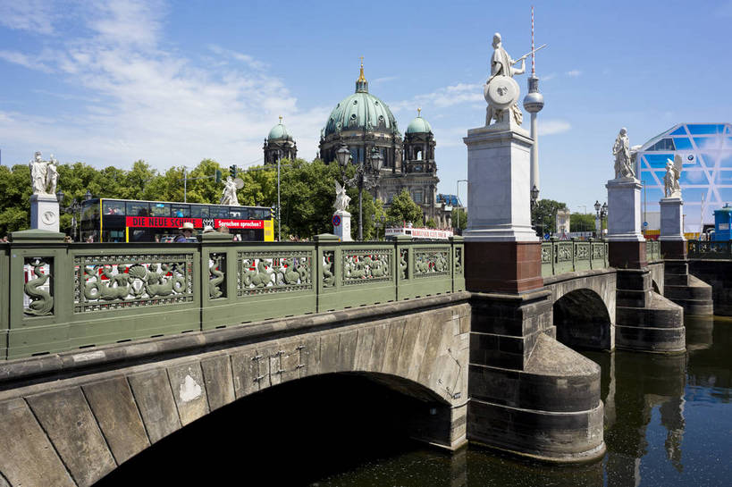 无人,教堂,横图,彩色,室外,白天,旅游,度假,湖,名胜古迹,城市风光,标志建筑,城市,地标,建筑,雕塑,德国,欧洲,遗迹,人物,雕像,塑像,屋顶,首都,弧形,古典,顶棚,古迹,历史,文物,娱乐,建设,古建筑,柏林,柏林大教堂,倒影,风景,蓝天,天空,享受,休闲,旅游胜地,放松,摄影,信仰,晴天,风光,水域,神圣,都市风光,经典,外景,欧式建筑,古文明,河,旅行,bj174