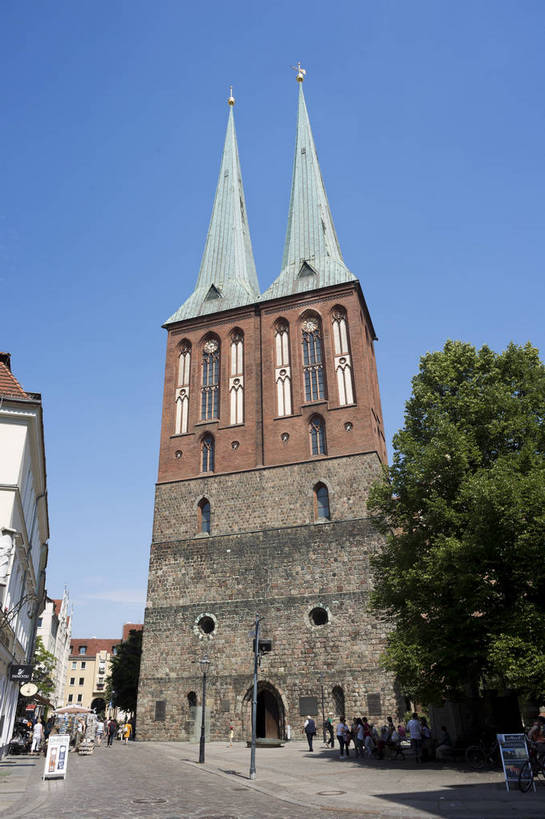 竖图,彩色,室外,白天,旅游,美景,城市风光,城市,道路,建筑,街道,路,公路,德国,欧洲,锐利,三角,屋顶,景观,大街,交通,首都,柏林,骑,白云,风景,蓝天,天空,骑车,休闲,路面,景色,人文,摄影,晴天,风光,锋利,尖锐,风格,宽阔,平坦,外景,欧式建筑,马路,旅行,bj174