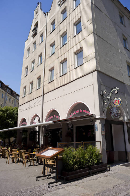 竖图,彩色,室外,白天,旅游,美景,城市风光,城市,道路,建筑,街道,路,公路,德国,欧洲,景观,大街,交通,首都,柏林,骑,白云,风景,蓝天,天空,骑车,休闲,路面,景色,人文,摄影,晴天,风光,风格,宽阔,平坦,外景,欧式建筑,马路,旅行,bj174