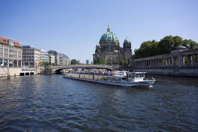 横图,彩色,室外,白天,旅游,美景,水,城市风光,城市,道路,建筑,街道,路,公路,船,德国,欧洲,河水,景观,大街,游艇,交通,首都,柏林,白云,风景,蓝天,天空,湖水,休闲,景色,人文,摄影,晴朗,晴天,风光,水域,风格,外景,欧式建筑,观光船,明媚,马路,旅行,bj174