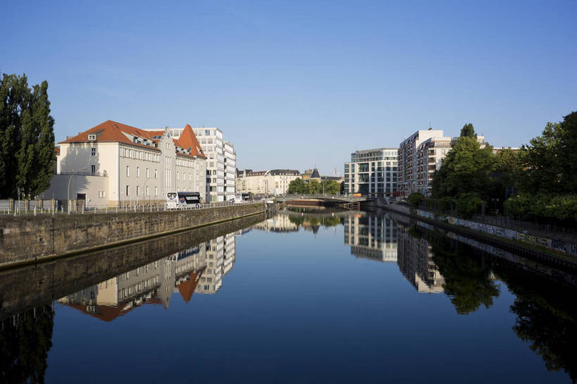 横图,彩色,室外,白天,旅游,美景,水,城市风光,城市,道路,建筑,街道,路,公路,德国,欧洲,清澈,河水,景观,大街,交通,首都,柏林,白云,倒影,风景,蓝天,天空,湖水,休闲,景色,人文,摄影,晴朗,晴天,风光,静止,水域,风格,镜面,外景,欧式建筑,明媚,马路,旅行,bj174