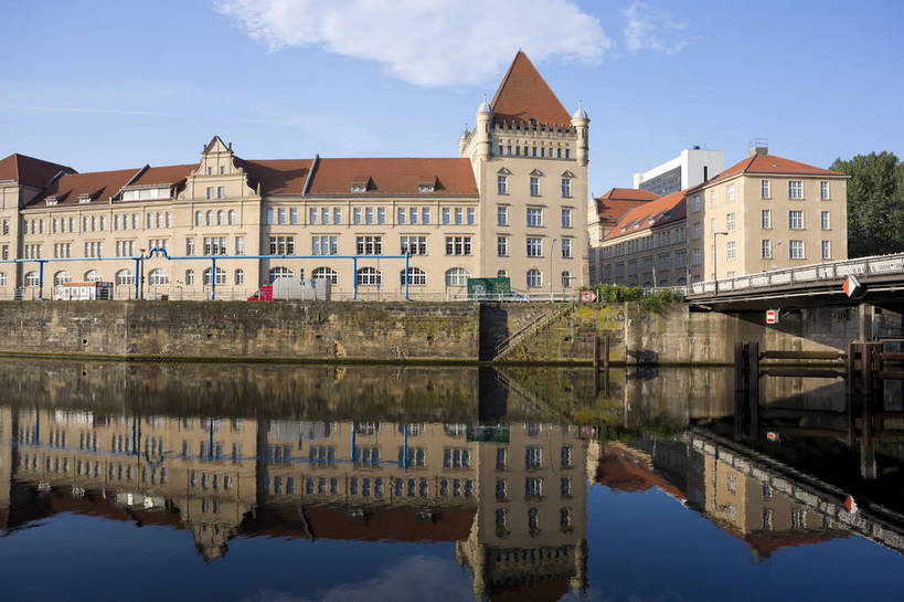 横图,彩色,室外,白天,旅游,美景,水,城市风光,城市,道路,建筑,街道,路,公路,德国,欧洲,清澈,河水,景观,大街,交通,首都,柏林,白云,倒影,风景,蓝天,天空,湖水,休闲,景色,人文,摄影,晴朗,晴天,风光,静止,水域,风格,镜面,外景,欧式建筑,明媚,马路,旅行,bj174