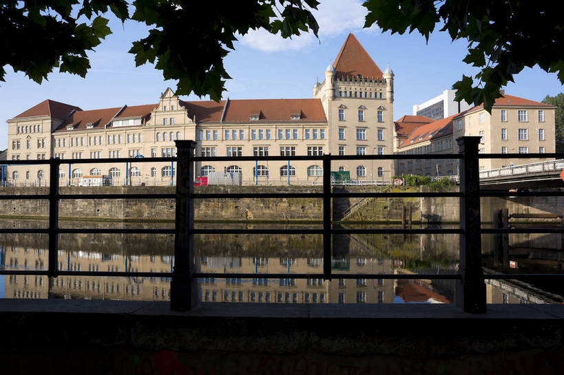 横图,彩色,室外,白天,旅游,美景,水,城市风光,城市,道路,建筑,街道,路,公路,德国,欧洲,清澈,河水,景观,大街,交通,首都,柏林,白云,倒影,风景,蓝天,天空,湖水,休闲,景色,人文,摄影,晴朗,晴天,风光,静止,水域,风格,镜面,外景,欧式建筑,明媚,马路,旅行,bj174