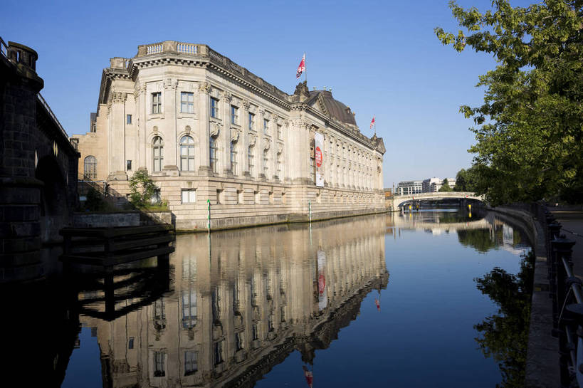 横图,彩色,室外,白天,旅游,美景,水,城市风光,城市,道路,建筑,街道,路,公路,德国,欧洲,清澈,河水,景观,大街,交通,首都,柏林,白云,倒影,风景,蓝天,天空,湖水,休闲,景色,人文,摄影,晴朗,晴天,风光,静止,水域,风格,镜面,外景,欧式建筑,明媚,马路,旅行,bj174