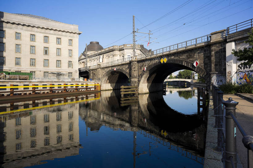 无人,横图,彩色,室外,白天,旅游,度假,时尚,湖,名胜古迹,城市风光,标志建筑,城市,地标,建筑,雕塑,德国,欧洲,遗迹,艺术,人物,雕像,塑像,首都,古典,古迹,历史,文物,娱乐,建设,古建筑,柏林,倒影,风景,蓝天,天空,享受,休闲,旅游胜地,放松,摄影,晴天,风光,水域,西欧,都市风光,艺术馆,经典,展览馆,外景,画廊,欧式建筑,古文明,德意志联邦共和国,柏林州,发达,柏林博物馆岛,博物馆岛,菩提树大街,河,旅行,旧国家画廊,老国家艺术画廊,bj174