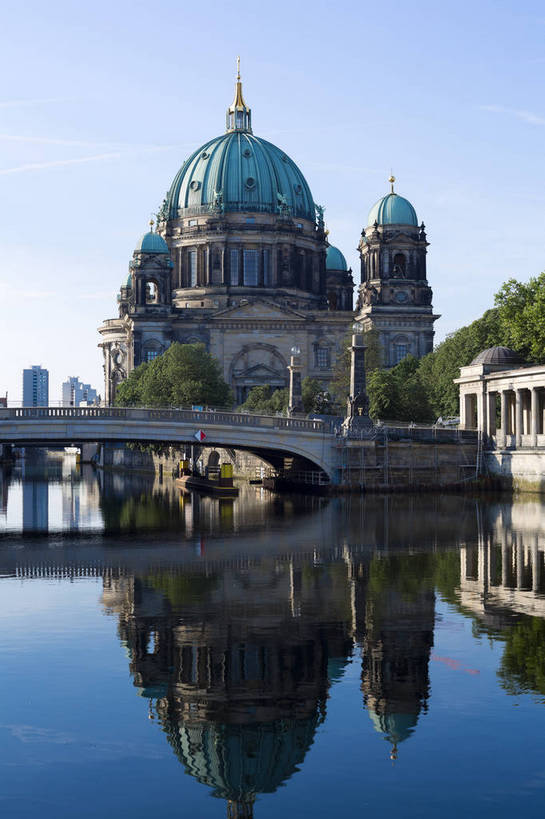 无人,教堂,竖图,彩色,室外,白天,旅游,度假,湖,名胜古迹,城市风光,标志建筑,城市,地标,建筑,雕塑,德国,欧洲,遗迹,人物,雕像,塑像,屋顶,首都,弧形,古典,顶棚,古迹,历史,文物,娱乐,建设,古建筑,柏林,柏林大教堂,倒影,风景,蓝天,天空,享受,休闲,旅游胜地,放松,摄影,信仰,晴天,风光,水域,神圣,都市风光,经典,外景,欧式建筑,古文明,河,旅行,bj174