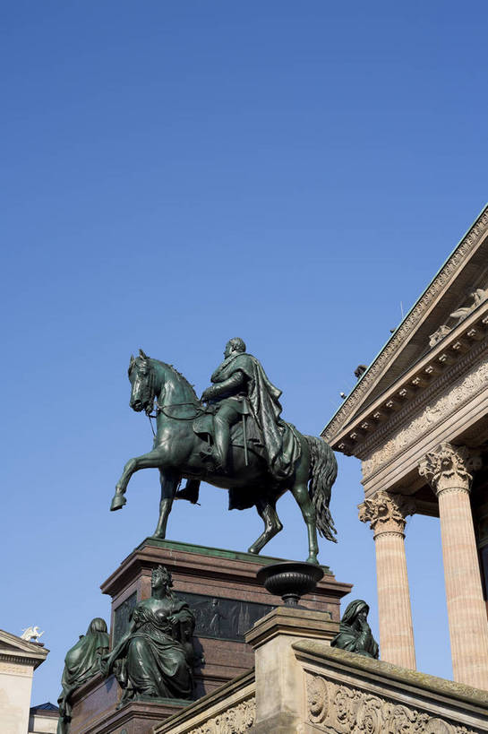 无人,竖图,彩色,室外,白天,旅游,度假,时尚,名胜古迹,城市风光,标志建筑,城市,地标,建筑,雕塑,德国,欧洲,遗迹,艺术,人物,雕像,塑像,首都,古典,古迹,历史,文物,娱乐,建设,古建筑,柏林,风景,蓝天,天空,享受,休闲,旅游胜地,放松,摄影,晴天,风光,西欧,都市风光,艺术馆,经典,展览馆,外景,画廊,欧式建筑,古文明,德意志联邦共和国,柏林州,发达,柏林博物馆岛,博物馆岛,菩提树大街,旅行,旧国家画廊,老国家艺术画廊,bj174