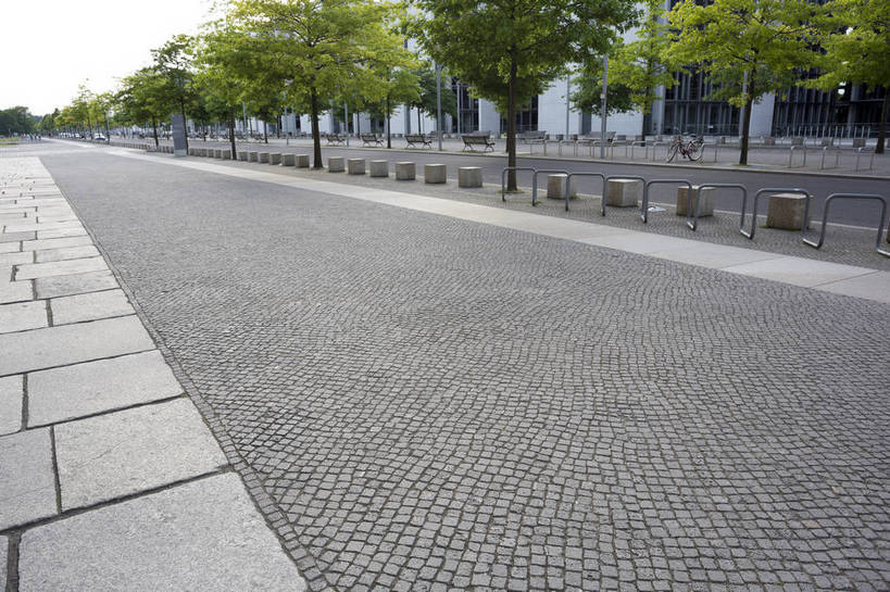 横图,彩色,室外,白天,旅游,度假,时尚,名胜古迹,城市风光,标志建筑,城市,道路,地标,建筑,德国,欧洲,遗迹,反光,首都,古迹,文物,娱乐,建设,古建筑,柏林,树木,现代化,白云,风景,蓝天,天空,地标建筑,享受,休闲,路面,旅游胜地,放松,摄影,晴天,风光,笔直,都市风光,政府,玻璃窗户,外景,古文明,中央,新颖,旅行,bj174