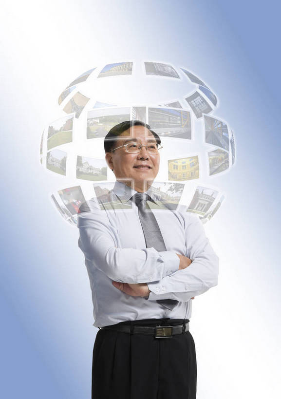 东方人,中年人,老年人,一个人,商务人士,站,竖图,彩色,照片,室内,衬衫,商务,时尚,快乐,自由,幸福,骄傲,成功,信心,互联网,技术,数码,高科技,科技,北京,中国,亚洲,仅一个年轻女性,阴影,蓝色背景,正装,科学,空间,网络,图片,领带,高光,几何,计算机图形,合成,图像,信息技术,黄种人,数码合成,现代,职业,健康,成熟,放松,幻想,活力,自信,金融,摄影,生活方式,存储,电脑合成图,数码合成图,创造力,科学技术,科幻,未来,象征,愉悦,庄重,合成图,成就,影像,努力,身份,虚拟,梦想,单人,东亚,正式,地位,乐观,单独,老年男性,男人,男性,亚洲人,中国人,白领,半身,衬衣,欢乐,开心,愉快,全息图,魅力,感知,bj174