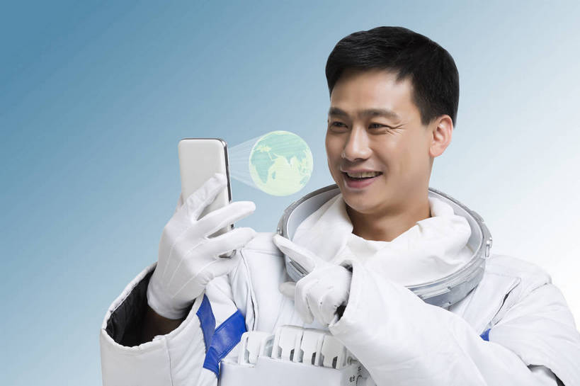东方人,成年人,中年人,一个人,宇航员,飞行员,站,微笑,横图,彩色,室内,探险,骄傲,分享,成功,信心,互联网,技术,数码,航天,高科技,科技,手机,北京,中国,亚洲,仅一个男性,阴影,蓝色背景,宇航服,透明,科学,空间,网络,屏幕,图片,触摸屏,高光,几何,计算机图形,年轻,合成,图像,信息技术,黄种人,数码合成,通讯设备,拍照,职业,展示,幻想,探索,自信,联络,自拍,摄影,对话,使用,电脑合成图,数码合成图,创造力,科学技术,科幻,未来,太空服,合成图,成就,天文,影像,出示,航天员,虚拟,梦想,单人,智能手机,东亚,视频电话,出色,杰出,卓越,乐观,单独,伟大,贡献,太空人,光荣,交流,男人,男性,年轻男性,亚洲人,中国人,年轻人,沟通,通话,半身,愉快,全息图,感知,航天任务,空间探索,bj174