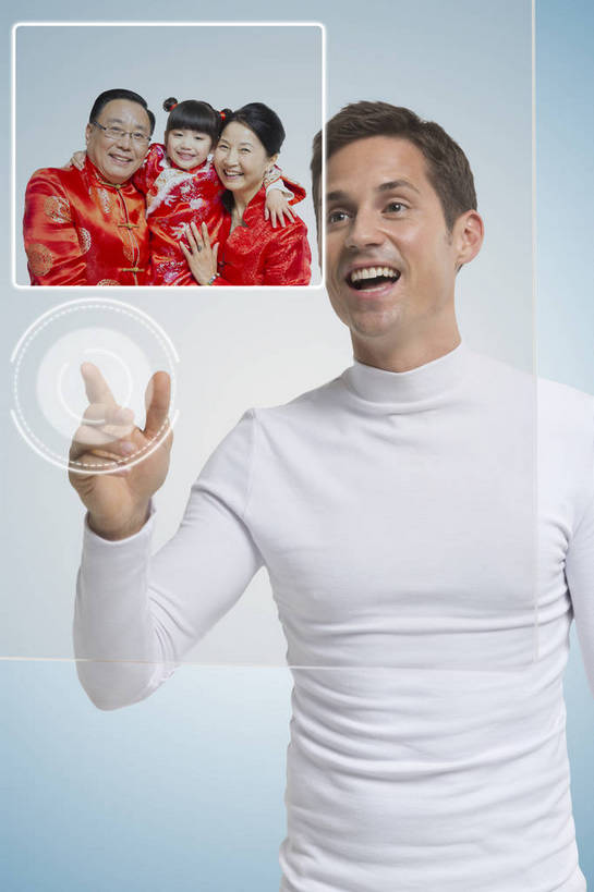 西方人,成年人,中年人,一个人,科学家,站,微笑,竖图,彩色,室内,时尚,快乐,通讯,自由,幸福,骄傲,分享,信心,显示器,互联网,技术,数码,高科技,科技,北京,中国,欧洲人,亚洲,仅一个男性,指,阴影,蓝色背景,研究,透明,工作,科学,空间,网络,屏幕,图片,触摸屏,高光,几何,计算机图形,年轻,合成,图像,信息技术,指点,数码合成,通讯设备,显示屏,现代,白色,职业,健康,手指,放松,幻想,活力,自信,联络,摄影,生活方式,技巧,对话,好奇,电脑合成图,数码合成图,创造力,科学技术,指向,科幻,未来,愉悦,工作装,合成图,影像,努力,手艺,专业,液晶显示器,虚拟,梦想,单人,输出设备,东亚,防尘服,视频电话,乐观,单独,技能,技艺,交流,男人,男性,年轻男性,美国人,年轻人,技术员,触摸,沟通,接触,通话,半身,欢乐,开心,愉快,妙技,全息图,本领,白色人种,感知,bj174