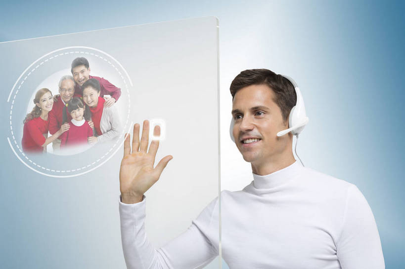 西方人,成年人,中年人,一个人,科学家,站,微笑,横图,彩色,室内,时尚,快乐,通讯,自由,幸福,骄傲,分享,信心,显示器,互联网,技术,数码,高科技,科技,北京,中国,欧洲人,亚洲,仅一个男性,指,阴影,蓝色背景,研究,透明,工作,科学,空间,网络,屏幕,图片,触摸屏,高光,几何,计算机图形,年轻,合成,图像,信息技术,指点,数码合成,通讯设备,显示屏,现代,白色,职业,健康,手指,放松,幻想,活力,自信,联络,摄影,生活方式,技巧,对话,好奇,电脑合成图,数码合成图,创造力,科学技术,指向,科幻,未来,愉悦,工作装,合成图,影像,努力,手艺,专业,液晶显示器,虚拟,梦想,单人,输出设备,东亚,防尘服,视频电话,乐观,单独,技能,技艺,交流,男人,男性,年轻男性,美国人,年轻人,技术员,触摸,沟通,接触,通话,半身,欢乐,开心,愉快,妙技,全息图,本领,白色人种,感知,bj174