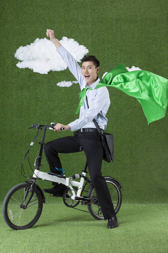 东方人,成年人,一个人,商务人士,举,竖图,彩色,照片,衬衫,西装,商务,快乐,信心,草地,草坪,自行车,北京,中国,亚洲,仅一个男性,仅一个人,绿色背景,正装,艺术,图片,生活,云彩,单车,大喊,注视,职业装,黄种人,数码合成,外套,车,脚踏车,仅一个年轻男性,骑,绿色,天空,草皮,交通工具,观察,看,托,握拳,职业,卫士,骑车,休闲,概念,健康,披风,卡通,放松,个性,活力,自信,运输,创意,摄影,生活方式,观看,环境,生态,察看,创造力,愉悦,关注,文学,载具,努力,超人,户外运动,单人,斗篷,想象,东亚,环境保护,乐观,超级英雄,单独,男人,男性,年轻男性,亚洲人,中国人,年轻人,白领,外衣,休闲活动,举起,举手,举着,向上举,向上伸,向上托,全身,影棚拍摄,开心,愉快,办公室职员,莲蓬衣,超现实主义,流派,艺术流派,bj174