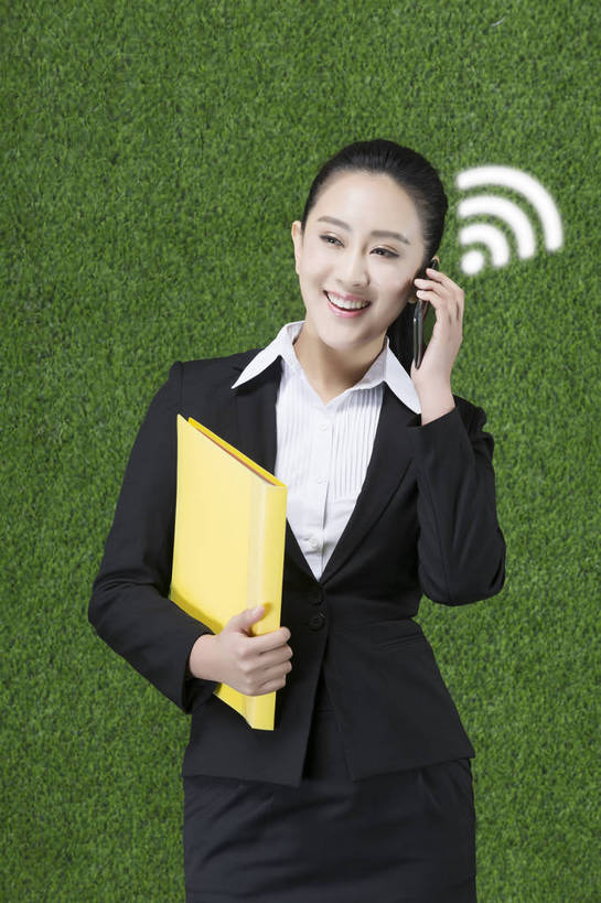 东方人,成年人,一个人,商务人士,秘书,站,打电话,微笑,竖图,彩色,照片,西装,商务,快乐,通讯,信心,互联网,草地,草坪,手机,北京,中国,亚洲,仅一个年轻女性,仅一个女性,仅一个人,连接,绿色背景,套装,正装,符号,图片,文件夹,拿着,职业装,黄种人,电子产品,数码合成,绿色,自然,草皮,职业,健康,放松,活力,自信,金融,理财,摄影,经济,清爽,合同,环境,生态,愉悦,清新,文档,努力,肖像,保险,单人,流通,贸易,东亚,环境保护,乐观,活页夹,无线电技术,单独,无线电波,舒畅,年轻女性,女人,女性,亚洲人,中国人,年轻人,白领,沟通,半身,影棚拍摄,开心,愉快,顾问,办公室职员,服务业,保险代理人,金融投资顾问,bj174