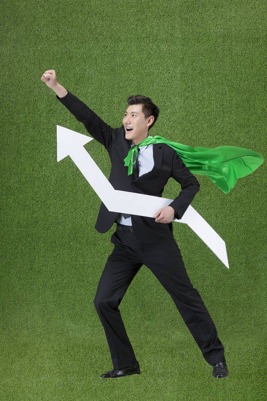 东方人,成年人,一个人,商务人士,商务男性,站,举,竖图,彩色,照片,衬衫,西装,商务,快乐,成功,信心,草地,草坪,指示牌,北京,中国,亚洲,仅一个男性,仅一个人,绿色背景,套装,正装,标志,图片,文字,领带,生活,速度,云彩,职业装,黄种人,方向,数码合成,标识,外套,箭头,仅一个年轻男性,绿色,天空,自然,草皮,托,握拳,站着,职业,卫士,概念,健康,披风,放松,活力,夸张,自信,金融,理财,摄影,生活方式,经济,张开双腿,上升,环境,生态,冲刺,指向,愉悦,成就,努力,保险,商务装,超人,单人,业绩,流通,斗篷,贸易,工薪阶层,东亚,环境保护,簇,进取,乐观,超级英雄,单独,展开双腿,男人,男性,年轻男性,亚洲人,中国人,年轻人,白领,上班族,外衣,举起,举手,举着,向上举,向上伸,向上托,站立,全身,影棚拍摄,衬衣,开心,愉快,办公室职员,伸展双腿,莲蓬衣,bj174