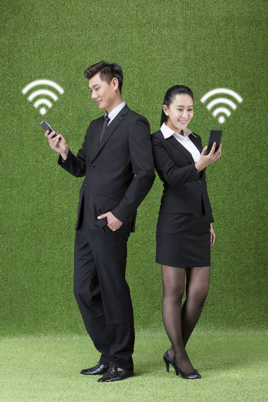 东方人,成年人,两个人,伙伴,商务人士,商务男性,商务女性,站,微笑,竖图,彩色,照片,衬衫,西装,商务,快乐,通讯,友谊,分享,合作,团队,信心,互联网,草地,草坪,手机,北京,中国,亚洲,连接,绿色背景,套装,正装,信息,符号,图片,领带,联系,注视,职业装,黄种人,电子产品,数码合成,绿色,自然,草皮,观察,看,背靠背,职业,健康,放松,活力,自信,财富,金融,摄影,观看,环境,生态,察看,愉悦,关注,商务装,手插袋,合伙,工薪阶层,东亚,陪同,环境保护,乐观,亲和,无线电技术,无线电波,陪伴,认真,男人,男性,年轻男性,年轻女性,女人,女性,亚洲人,中国人,年轻人,白领,上班族,插兜,沟通,手插兜,全身,影棚拍摄,衬衣,开心,愉快,办公室职员,手抄兜,伴随,bj174