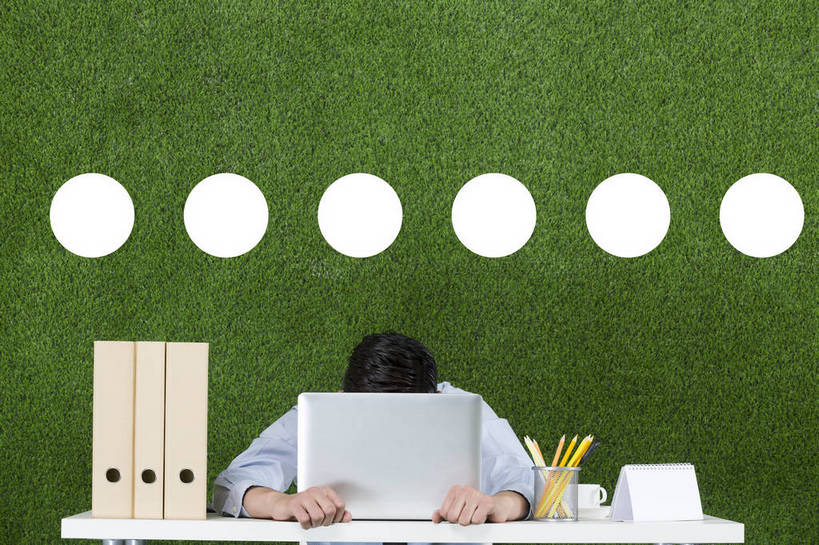 东方人,成年人,头,一个人,商务人士,办公室,坐,横图,彩色,照片,衬衫,商务,失败,电脑,笔记本电脑,显示器,互联网,草地,草坪,北京,中国,亚洲,仅一个男性,仅一个人,绿色背景,正装,沮丧,工作,符号,图片,办公桌,领带,文件夹,注视,职业装,黄种人,数码合成,文具,仅一个年轻男性,绿色,自然,草皮,低头,观察,看,职业,难受,疲倦,压力,无奈,遮,遮掩,摄影,观看,合同,失望,悲伤,环境,生态,察看,疲劳,掩盖,伤心,遮挡,绝望,难过,疲惫,忧虑,关注,消极,失落,文档,问题,情绪,困乏,单人,东亚,遮盖,颓废,环境保护,疲乏,挫败,受挫,落败,落空,错过,失足,失意,失策,失算,颓丧,衰颓,悲哀,懊丧,颓靡,气馁,丧气,掩饰,委顿,疲困,疲顿,疲钝,倦怠,怠倦,活页夹,单独,败北,挫折,失利,男人,男性,年轻男性,亚洲人,中国人,年轻人,头部,白领,半身,影棚拍摄,办公室职员,bj174