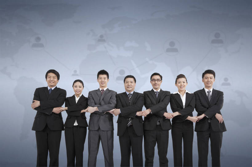 东方人,成年人,中年人,老年人,伙伴,同事,商务人士,站,握手,微笑,横图,彩色,室内,衬衫,西装,商务,时尚,快乐,友谊,骄傲,成功,合作,团队,集体,信心,数码,科技,城市,北京,中国,亚洲,一排,勾,挽,阴影,灰色背景,套装,正装,并排,工作,网络,图片,世界地图,领带,高光,几何,计算机图形,关系,年轻,合成,职业装,黄种人,数码合成,现代,队伍,一群人,职业,和谐,健康,放松,活力,美女,亲密,自信,勾着,摄影,生活方式,靠近,电脑合成图,数码合成图,领导,象征,愉悦,庄重,合成图,成就,亲近,群体,身份,合伙,领袖,挽着,东亚,正式,地位,乐观,团结,友情,老年男性,男人,男性,年轻男性,年轻女性,女人,女性,亚洲人,中国人,年轻人,白领,搀手,拉手,手搀手,手拉手,手牵手,手握手,全身,衬衣,开心,愉快,办公室职员,bj174