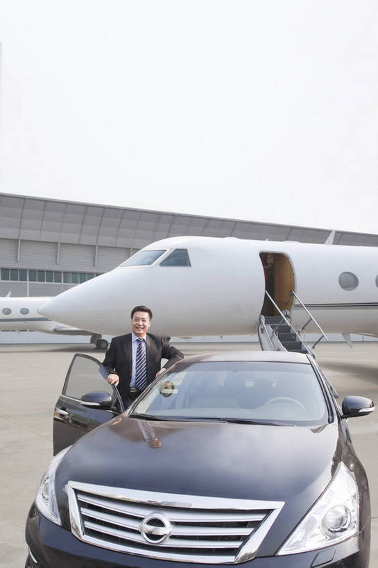 东方人,成年人,中年人,老年人,一个人,商务人士,商务男性,机场,广场,停车场,坐,微笑,竖图,彩色,室外,白天,衬衫,西装,商务,快乐,幸福,智慧,旅途,骄傲,成功,信心,飞机,汽车,北京,中国,亚洲,仅一个人,行人,游客,游人,套装,正装,图片,机动车,领带,地面,交通,豪华,拿着,黄种人,航空,路人,旅客,停机坪,交通工具,成熟,放松,自信,服务,财富,金融,运输,摄影,生活方式,贵宾,舒适,客机,象征,愉悦,庄重,经理,成就,抵达,载具,高档,商务装,身份,客户,豪华轿车,单人,管理人员,工薪阶层,东亚,空运,正式,地位,乐观,精明,单独,过客,北京首都国际机场,男人,男性,中年男性,亚洲人,中国人,白领,上班族,半身,衬衣,旅行,欢乐,开心,愉快,奢华,商务旅行,商务机,私人飞机,公务机,商务飞机,行政机,bj174