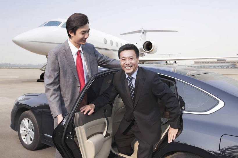 东方人,成年人,中年人,老年人,两个人,商务人士,司机,商务男性,机场,广场,停车场,坐,微笑,横图,彩色,室外,白天,衬衫,西装,商务,快乐,幸福,智慧,旅途,骄傲,成功,信心,门,飞机,汽车,北京,中国,亚洲,行人,游客,游人,开,套装,正装,图片,机动车,领带,地面,交通,年轻,黄种人,航空,路人,旅客,车门,门框,停机坪,交通工具,下车,放松,自信,服务,财富,金融,运输,摄影,生活方式,老板,贵宾,舒适,客机,象征,愉悦,庄重,经理,成就,抵达,载具,商务装,身份,客户,豪华轿车,管理人员,工薪阶层,东亚,空运,正式,地位,乐观,精明,过客,北京首都国际机场,老年男性,男人,男性,年轻男性,亚洲人,中国人,年轻人,白领,驾驶员,上班族,半身,衬衣,旅行,欢乐,开心,愉快,商务旅行,商务机,私人飞机,公务机,商务飞机,行政机,bj174