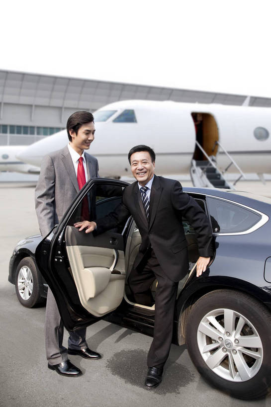 东方人,成年人,中年人,老年人,两个人,商务人士,司机,商务男性,机场,广场,停车场,坐,微笑,竖图,彩色,室外,白天,衬衫,西装,商务,快乐,幸福,智慧,旅途,骄傲,成功,信心,门,飞机,汽车,北京,中国,亚洲,行人,游客,游人,开,套装,正装,图片,机动车,领带,地面,交通,年轻,黄种人,航空,路人,旅客,车门,门框,停机坪,交通工具,下车,放松,自信,服务,财富,金融,运输,摄影,生活方式,老板,贵宾,舒适,客机,象征,愉悦,庄重,经理,成就,抵达,载具,商务装,身份,客户,豪华轿车,管理人员,工薪阶层,东亚,空运,正式,地位,乐观,精明,过客,北京首都国际机场,老年男性,男人,男性,年轻男性,亚洲人,中国人,年轻人,白领,驾驶员,上班族,半身,衬衣,旅行,欢乐,开心,愉快,商务旅行,商务机,私人飞机,公务机,商务飞机,行政机,bj174
