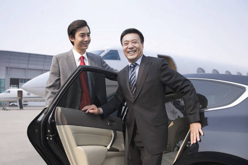 东方人,成年人,中年人,老年人,两个人,商务人士,司机,商务男性,机场,广场,停车场,坐,微笑,横图,彩色,室外,白天,衬衫,西装,商务,快乐,幸福,智慧,旅途,骄傲,成功,信心,门,飞机,汽车,北京,中国,亚洲,行人,游客,游人,开,套装,正装,图片,机动车,领带,地面,交通,年轻,黄种人,航空,路人,旅客,车门,门框,停机坪,交通工具,下车,放松,自信,服务,财富,金融,运输,摄影,生活方式,老板,贵宾,舒适,客机,象征,愉悦,庄重,经理,成就,抵达,载具,商务装,身份,客户,豪华轿车,管理人员,工薪阶层,东亚,空运,正式,地位,乐观,精明,过客,北京首都国际机场,老年男性,男人,男性,年轻男性,亚洲人,中国人,年轻人,白领,驾驶员,上班族,半身,衬衣,旅行,欢乐,开心,愉快,商务旅行,商务机,私人飞机,公务机,商务飞机,行政机,bj174