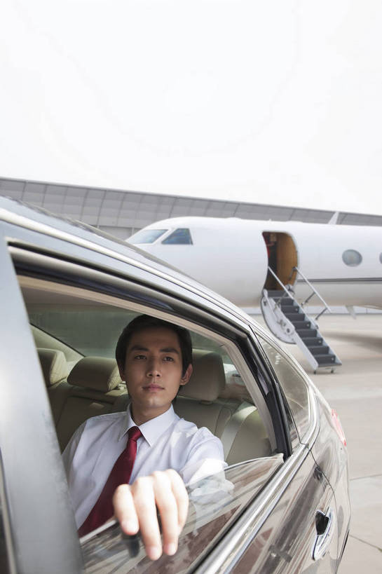 东方人,成年人,一个人,商务人士,商务男性,机场,广场,停车场,坐,微笑,竖图,彩色,室外,白天,衬衫,西装,商务,快乐,幸福,智慧,旅途,骄傲,成功,信心,飞机,汽车,北京,日光,中国,亚洲,仅一个人,行人,游客,游人,套装,正装,图片,机动车,领带,地面,交通,豪华,年轻,注视,黄种人,航空,路人,旅客,蓝天,停机坪,交通工具,观察,看,放松,自信,服务,财富,金融,运输,摄影,生活方式,观看,优雅,察看,贵宾,舒适,客机,象征,愉悦,庄重,经理,成就,抵达,关注,载具,高档,商务装,身份,客户,豪华轿车,车座,单人,管理人员,工薪阶层,东亚,端庄,空运,正式,地位,乐观,精明,单独,过客,北京首都国际机场,男人,男性,年轻男性,亚洲人,中国人,年轻人,白领,上班族,半身,衬衣,旅行,欢乐,开心,愉快,奢华,商务旅行,商务机,私人飞机,公务机,商务飞机,行政机,bj174